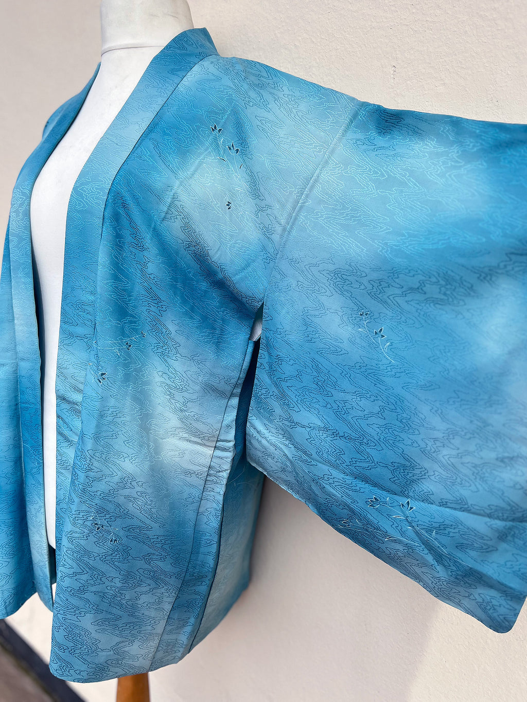 BRIGHT SKY AND RIPPLING　　