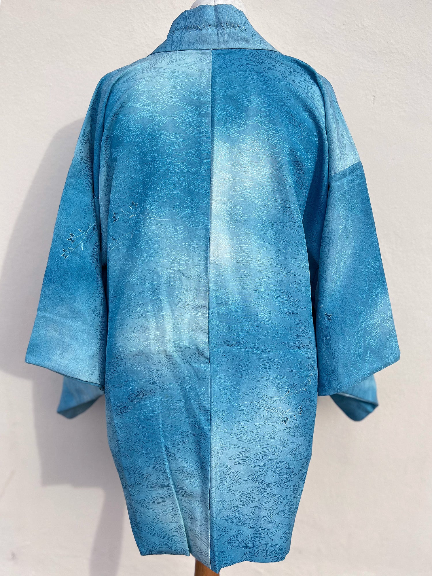 BRIGHT SKY AND RIPPLING　　