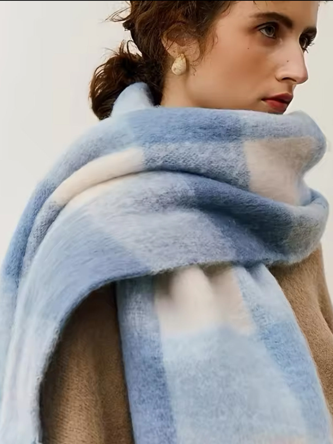 SOFT AND OVERSIZED SCARF