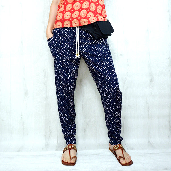 Relax style tapered trousers